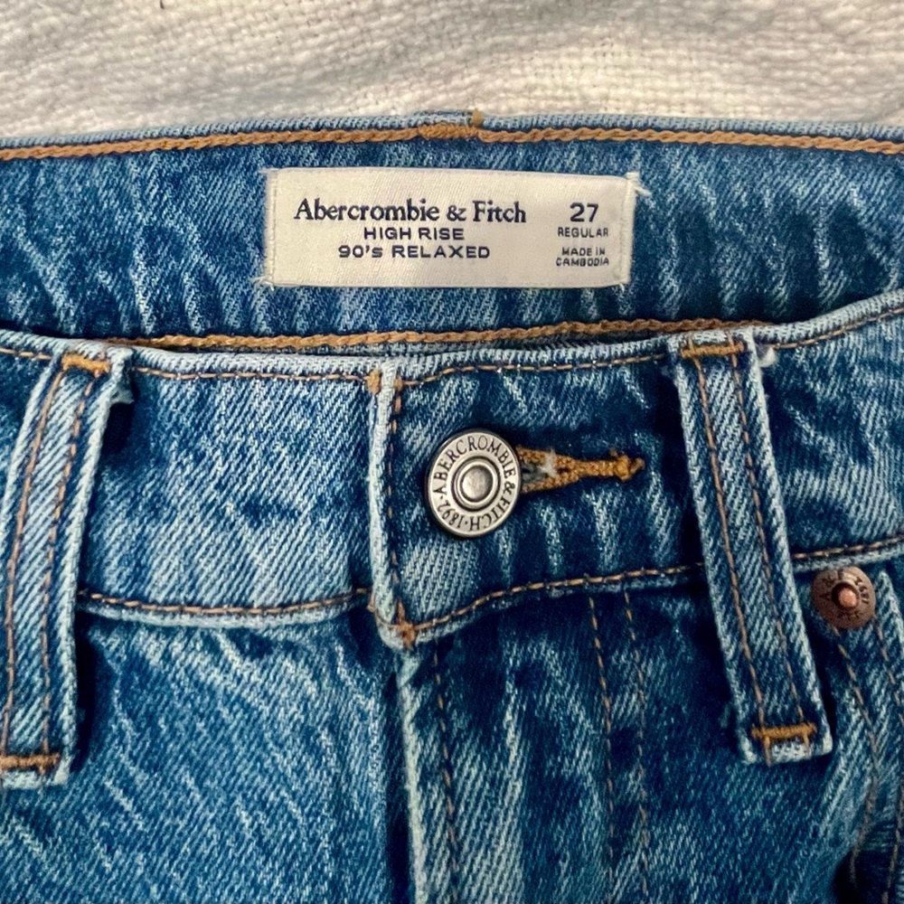 Abercrombie & Fitch High Rise 90’s Relaxed Jean Classic Fit